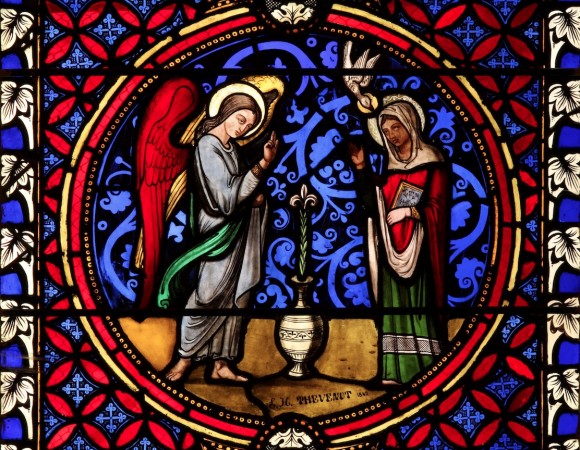 Vitrail 1842 par Thevenet représentant en imitation du style médiéval l'ange Gabriel bénissant et annonçant à Marie qu'elle va porter un enfant